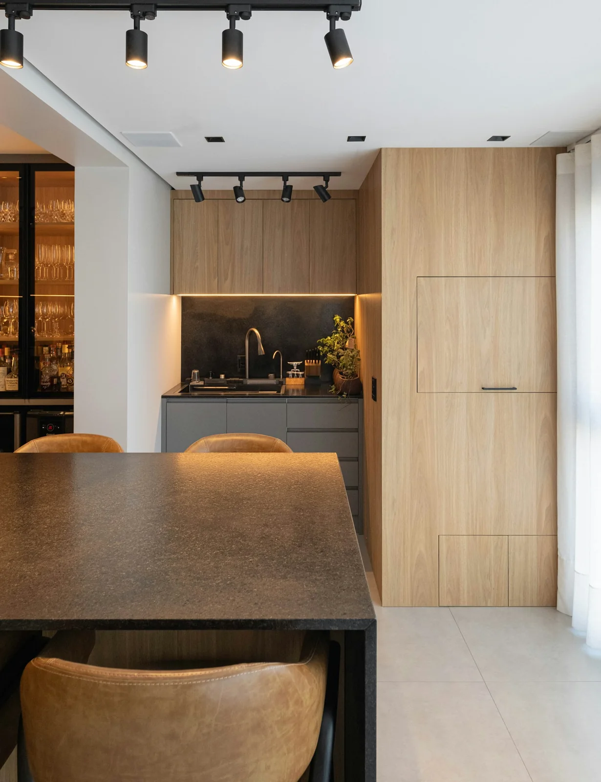 Cozinha contemporânea em madeira com bancada escura — imagem de referência